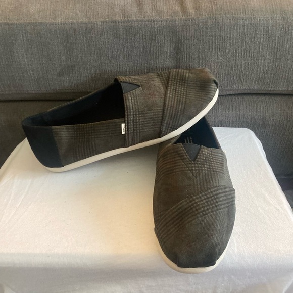 Tom’s men’s size 13 slip on shoes in plaid - Picture 1 of 9